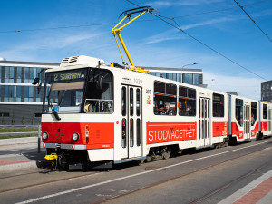 Konvoj historických i současných tramvají a prohlídka nové vozovny, hromadná doprava oslaví 125. výročí