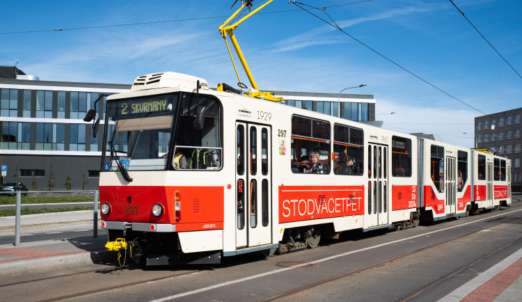 Konvoj historických i současných travmají a prohlídka nové vozovny, hromadná doprava v Plzni oslaví 125. výročí