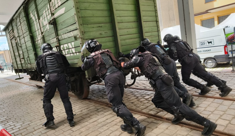 FOTO: Přenášení pivních sudů i posouvání vagonu, speciální pořádkové jednotky poměřují v Plzni své síly