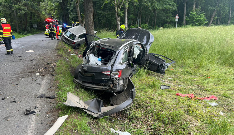 Tři zranění při vážné nehodě dvou osobáků, vrtulník převezl do nemocnice ženu s poruchou vědomí