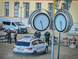 Dva muži se porvali před budovou hlavní pošty. Důvodem k potyčce byl malicherný spor o cigaretu