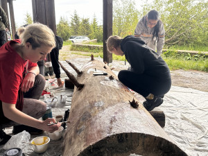 Mrtvé a uschlé šumavské kmeny oživovala desítka umělců svými malbami na rozhledně Poledník