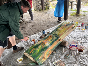 Mrtvé a uschlé šumavské kmeny oživovala desítka umělců svými malbami na rozhledně Poledník