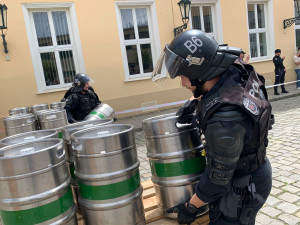 FOTO: Přenášení pivních sudů i tlačení vagonu, speciální pořádkové jednotky poměřují v Plzni své síly