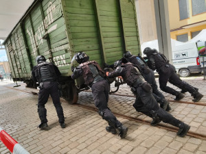 FOTO: Přenášení pivních sudů i posouvání vagonu, speciální pořádkové jednotky poměřují v Plzni své síly