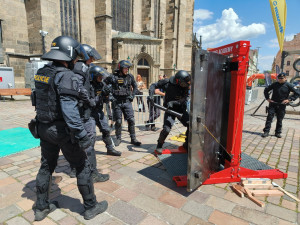 FOTO: Přenášení pivních sudů i tlačení vagonu, speciální pořádkové jednotky poměřují v Plzni své síly