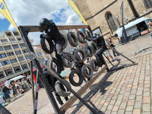 FOTO: Přenášení pivních sudů i tlačení vagonu, speciální pořádkové jednotky poměřují v Plzni své síly