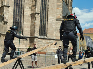 FOTO: Přenášení pivních sudů i tlačení vagonu, speciální pořádkové jednotky poměřují v Plzni své síly