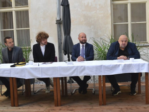 Samotná tisková konference se uskutečnila také netypicky na dvorku historické radnice.