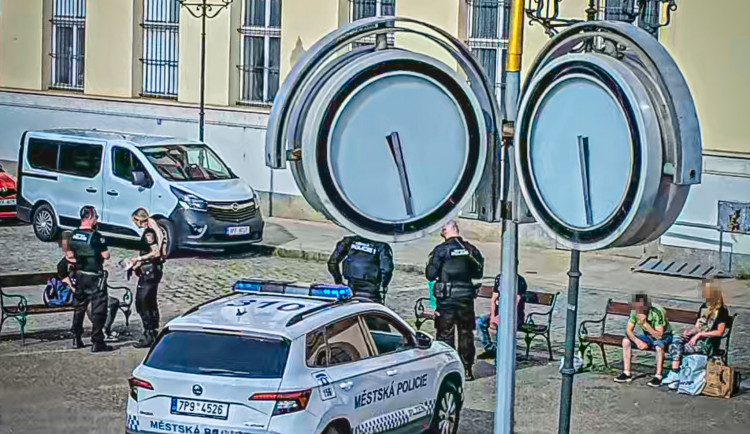 Strážníci na místě urovnávají konflikt mezi dvě muži