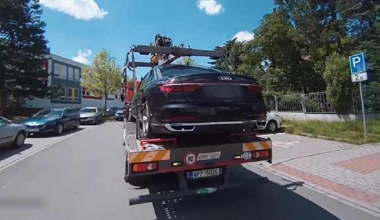 VIDEO: Řidiči drahých a luxusních aut neustále parkují na místech pro invalidy, hrozí jim pokuta i odtah