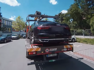 VIDEO: Řidiči drahých a luxusních aut neustále parkují na místech pro invalidy, hrozí jim pokuta i odtah