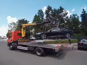 VIDEO: Řidiči drahých a luxusních aut neustále parkují na místech pro invalidy, hrozí jim pokuta i odtah