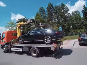 VIDEO: Řidiči drahých a luxusních aut neustále parkují na místech pro invalidy, hrozí jim pokuta i odtah