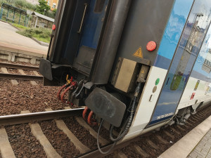 Vlak musel zastavit kvůli muži, který se zvenčí vezl na vagonu. Jízdou na spřáhle riskoval život