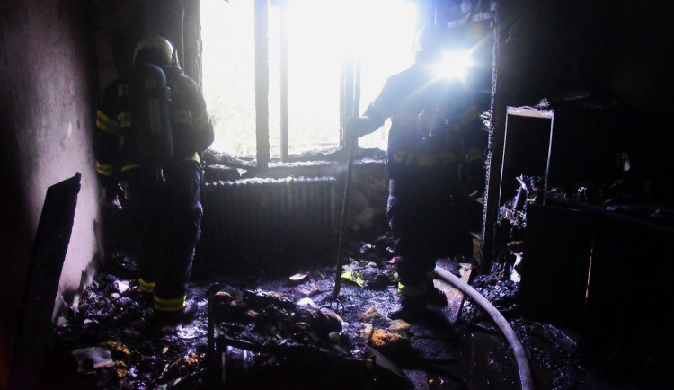 Uvnitř vyhořelého bytu našli hasiči ohořelou mrtvolu. Policie v souvislosti s případem pátrá po posádce vozu se značkou 5P1 3090