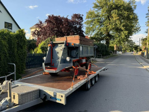 Nejstarší model multikáry se ještě ani nejmenuje Multicar.  Má označení Dieselkarre DK3, přezdívá se mu Mravenec a je z roku 1956