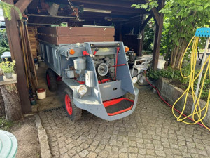 Nejstarší model multikáry se ještě ani nejmenuje Multicar.  Má označení Dieselkarre DK3, přezdívá se mu Mravenec a je z roku 1956