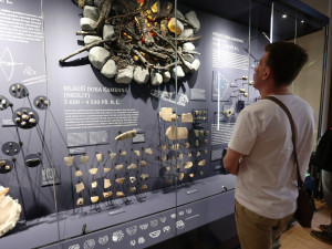 Klatovské muzeum má po 28 letech novou expozici, mapuje historii města od doby kamenné do roku 1989