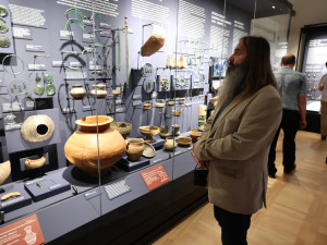 Klatovské muzeum má po 28 letech novou expozici, mapuje historii města od doby kamenné do roku 1989