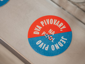 Dva pivovary, jedno pivo. Budějovický Budvar představil letní limitku Na Pool uvařenou s minipivovarem Dva kohouti