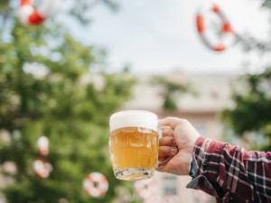 Dva pivovary, jedno pivo. Budějovický Budvar představil letní limitku Na Pool uvařenou s minipivovarem Dva kohouti