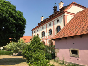 V celé střední Evropě nemá obdoby soubor historických hospodářských dvorů. Najdete je v okolí kláštera Plasy