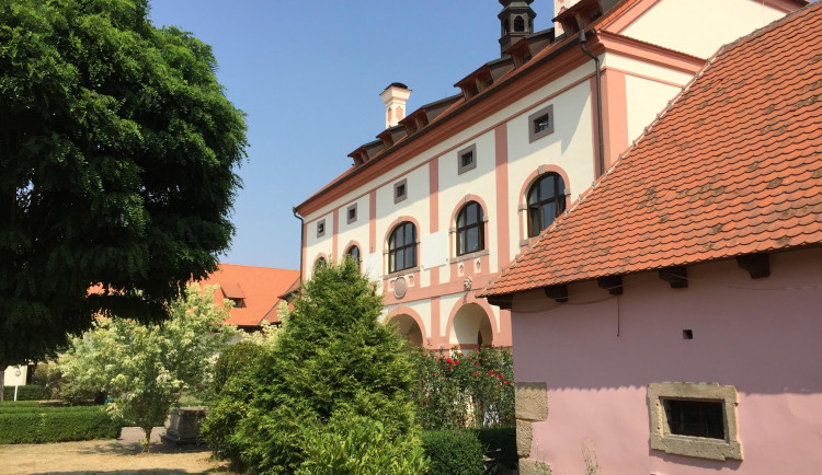 Zámecký statek Býkov