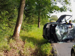 Řidič se chtěl vyhnout lesní zvěři a strhnul řízení, skončil zraněný a převrácený na boku