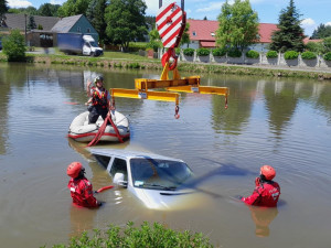 Dodávka se ve vedru zajela vykoupat do rybníka, kde se potopila až po střechu. Řidička auto řádně nezabrzdila