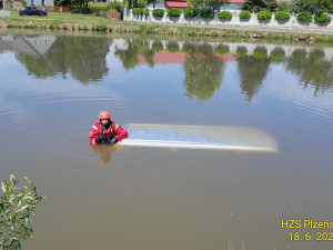 Dodávka se vedru záhadně zajela vykoupat do rybníka, kde se potopila až po střechu