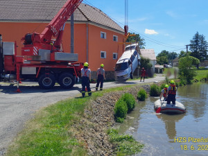 Dodávka se vedru záhadně zajela vykoupat do rybníka, kde se potopila až po střechu