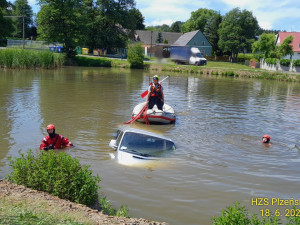 Dodávka se vedru záhadně zajela vykoupat do rybníka, kde se potopila až po střechu