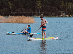 Čerstvě dopuštěný Velký bolevecký rybník hlásí na začátku sezóny ideální vodu ke koupání