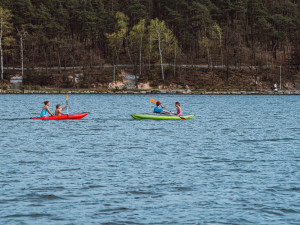 Čerstvě dopuštěný Velký bolevecký rybník hlásí na začátku sezóny ideální vodu ke koupání