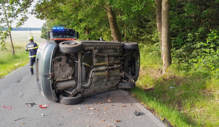 Řidič se chtěl vyhnout lesní zvěři a strhnul řízení, skončil zraněný a převrácený na boku