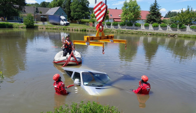 Dodávka se vedru záhadně zajela vykoupat do rybníka, kde se potopila až po střechu
