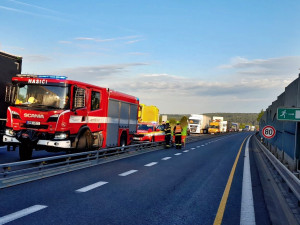 Dálnici D5 ve směru do Německa uzavřela nehoda dvou nákladních aut