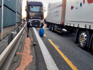 Dálnici D5 ve směru do Německa uzavřela nehoda dvou nákladních aut