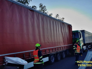 Dálnici D5 ve směru do Německa uzavřela nehoda dvou nákladních aut