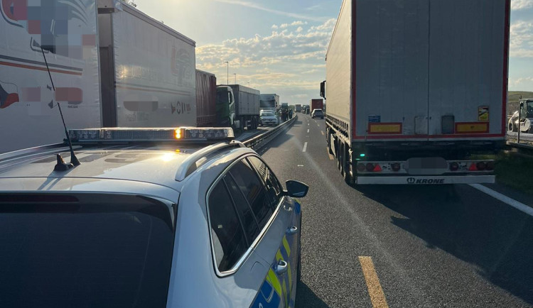 Dálnici D5 ve směru do Německa uzavřela nehoda dvou nákladních aut