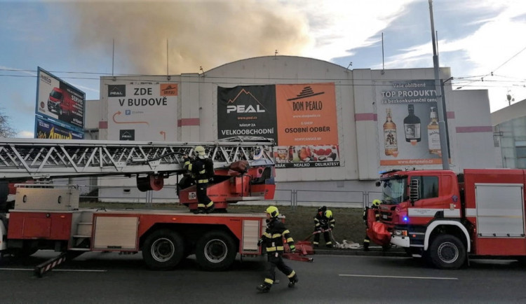 Požár velkoskladu se škodou za 60 milionů způsobil skladník. Hrál si s ohněm u regálu se zapalovači a hořlavinami