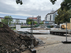 Rozsáhlá oprava fontány před muzeem je v plném proudu, voda z ní bude prýštit příští rok