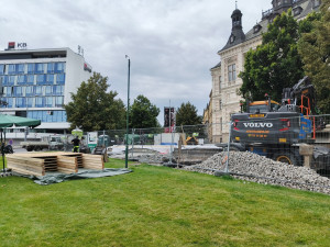 Rozsáhlá oprava fontány před muzeem je v plném proudu, voda z ní bude prýštit příští rok