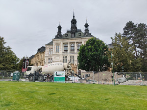 Rozsáhlá oprava fontány před muzeem je v plném proudu, voda z ní bude prýštit příští rok