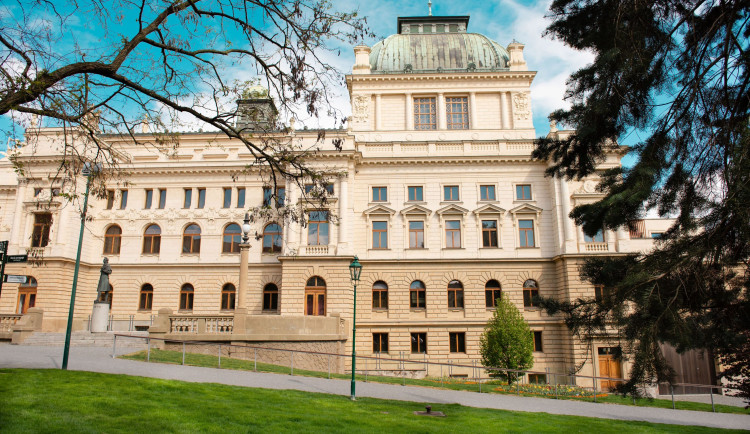 Divadla J. K. Tyla loni odehrálo 558 představení pro 165 841 diváků. Návštěvnost se vyšplhala na 92 procent