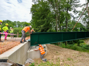 Nepoužívaná mostní konstrukce překlenula problematickou rokli, kde vzniká nový úsek stezky pro pěší i cyklisty