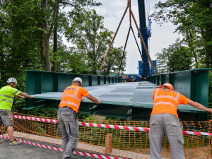 Nepoužívaná mostní konstrukce překlenula problematickou rokli, kde vzniká nový úsek stezky pro pěší i cyklisty