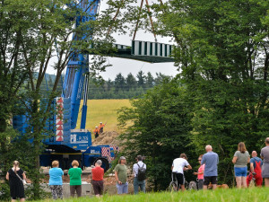 Nepoužívaná mostní konstrukce překlenula problematickou rokli, kde vzniká nový úsek stezky pro pěší i cyklisty