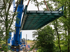 Nepoužívaná mostní konstrukce překlenula problematickou rokli, kde vzniká nový úsek stezky pro pěší i cyklisty